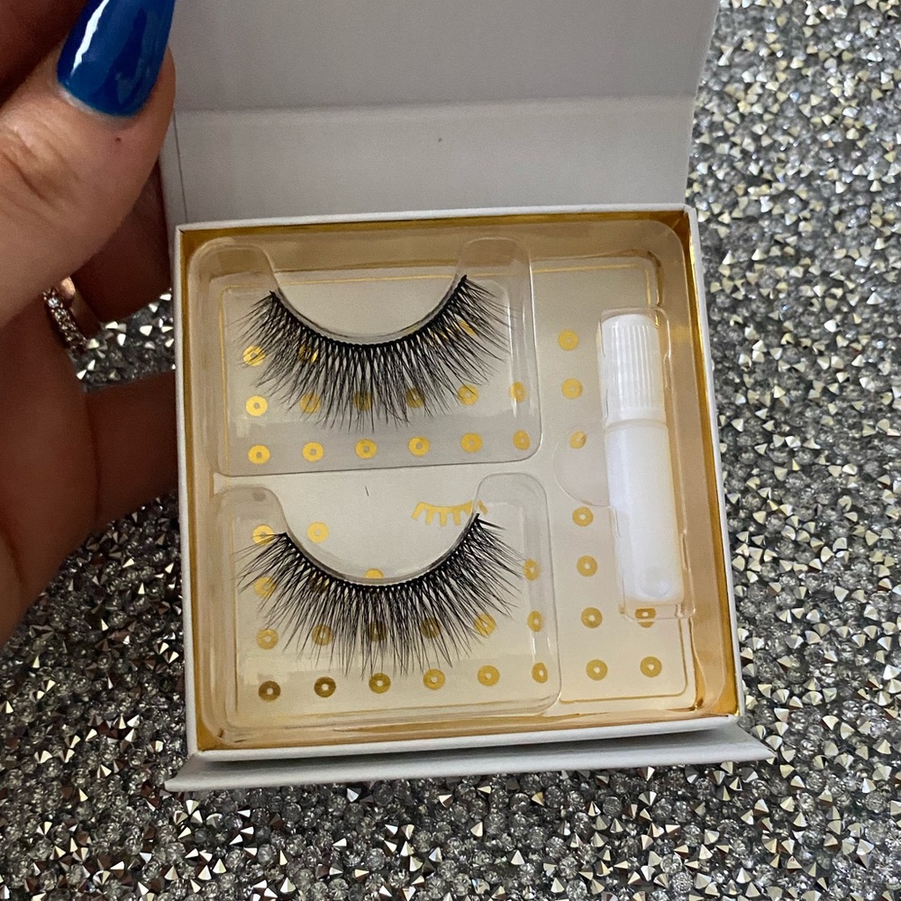 False lashes w/ glue